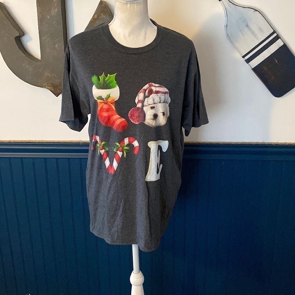Christmas LOVE tshirt - size Medium